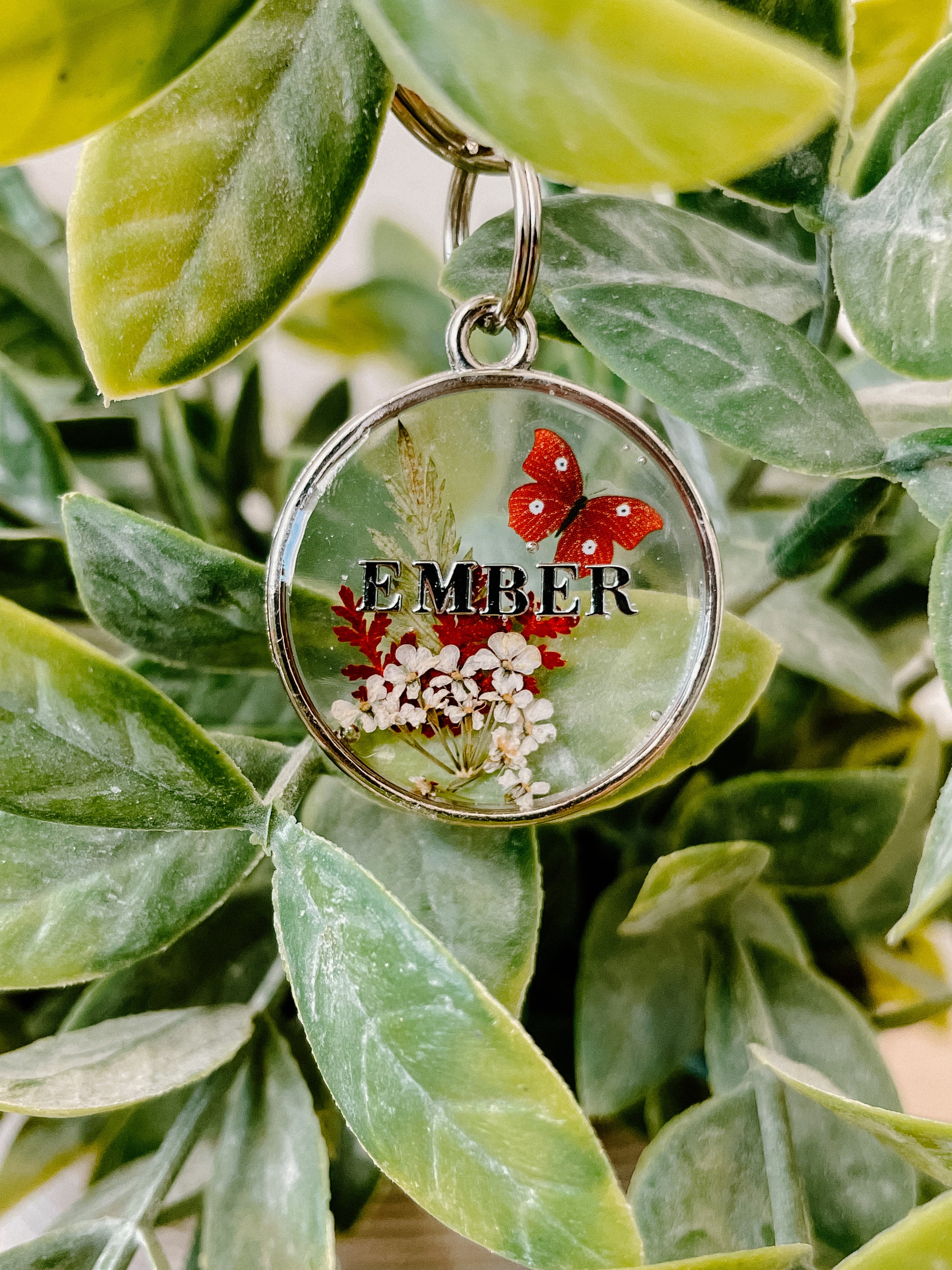 Resin Keychain, Round Shape, With Glittering Letters, Real Pink Flowers and  Gold Leaf. Unique With Butterfly -  Finland